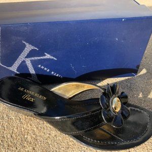 Anne Klein Black "Mackenzie" Flower Sandals - Size 9.5M (US)